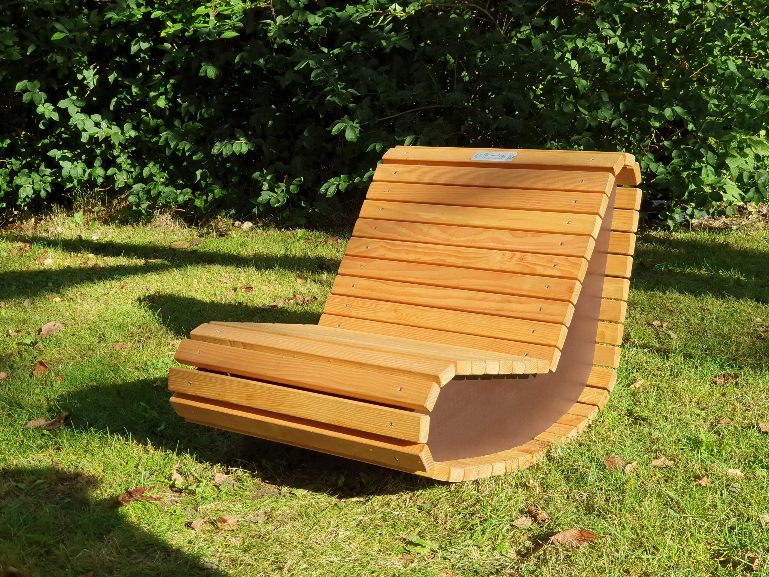 TimberNest stol placeret i en have