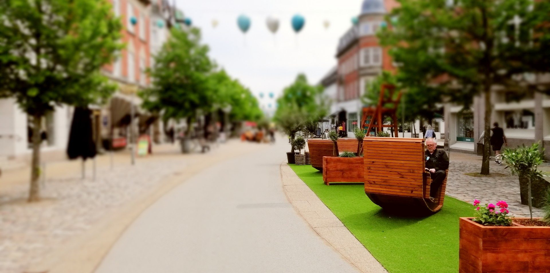 Sociale møbler på gågaden i Hjørring