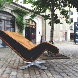 Solbænk i gården ved Designmuseum Danmark - Sociale møbler, der skaber mere naturligt samvær