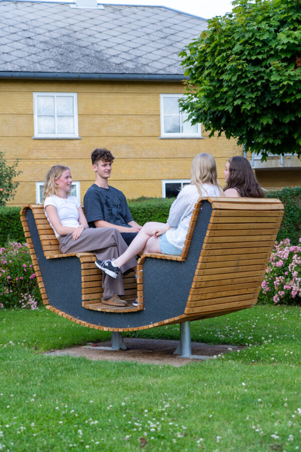 TimberNest socialt møbel på legeplads, unge mennesker sidder på byrumsmøbel